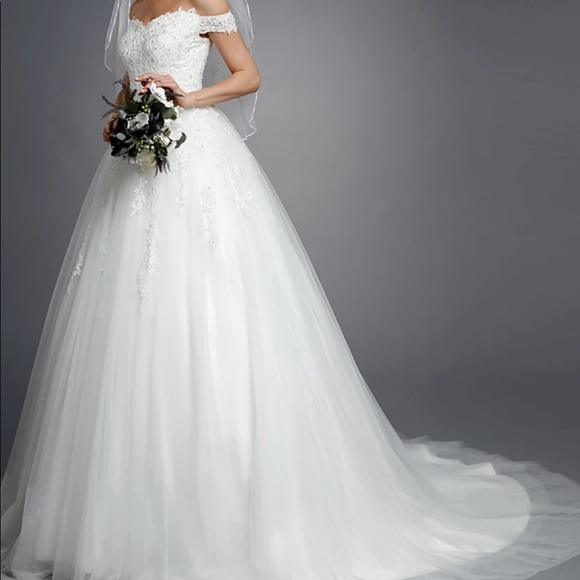 NWOT Off the shoulder ball gown wedding dress - Picture 3 of 10